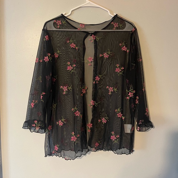 Mesh mid sleeve cover up in great condition - Picture 2 of 3